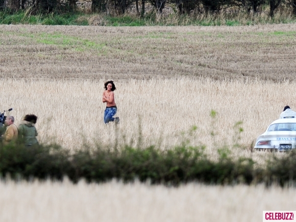 topless rihanna films video in ireland field
